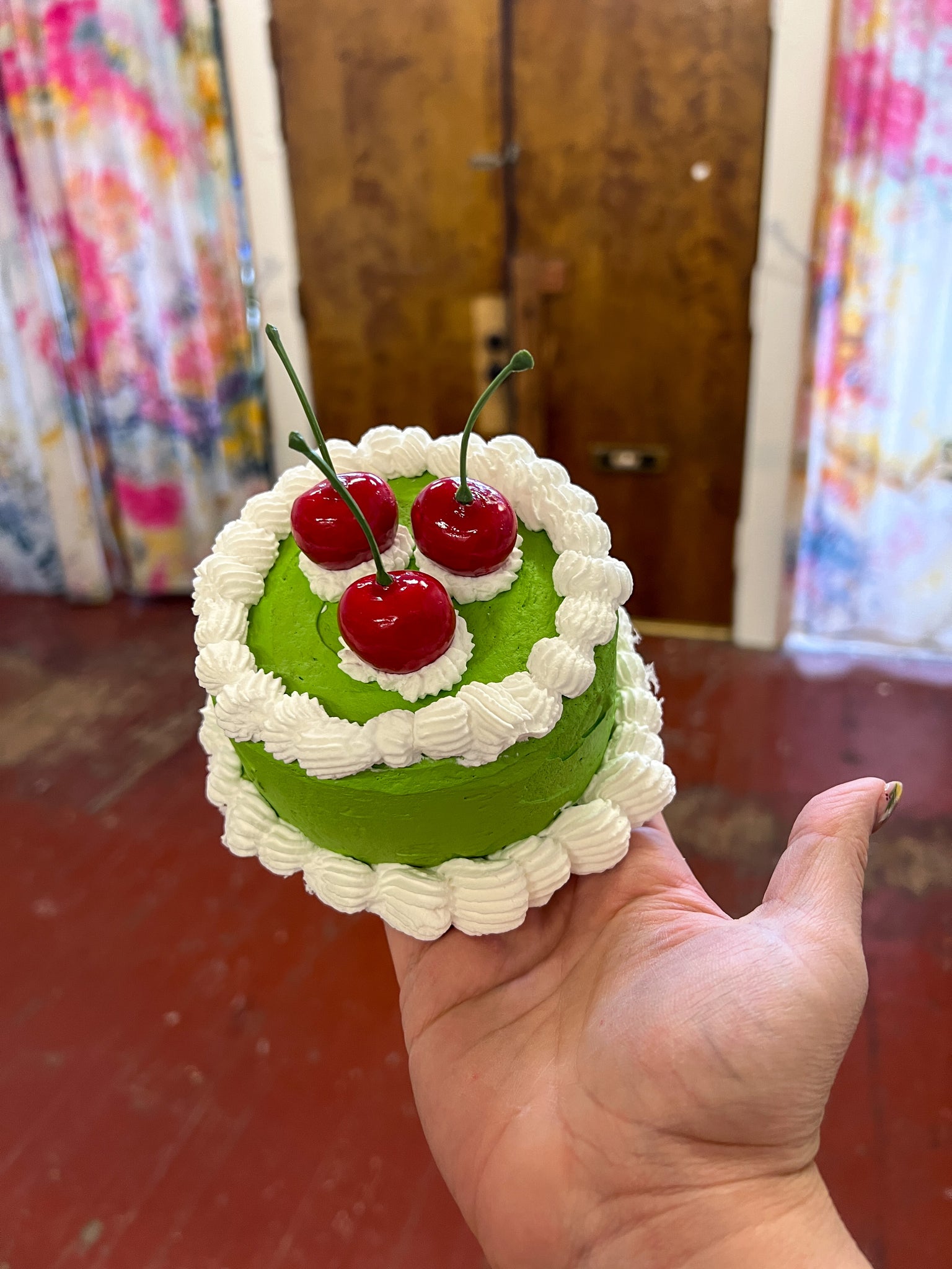 Fake Cake Decorating - Studio Vino Paint & Sip